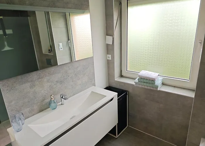 Fh-naehe: Modernes Mit Balkon هوف