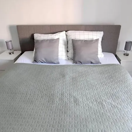 Apartment Fh-naehe: Modernes Mit Balkon *