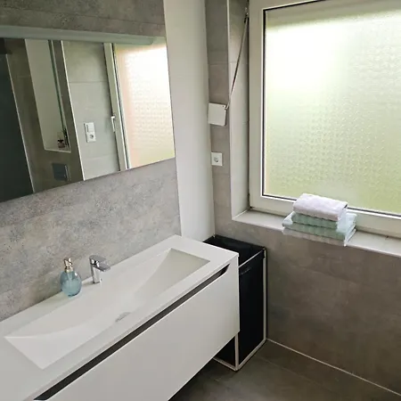 Fh-naehe: Modernes Mit Balkon Hof (Bavaria)