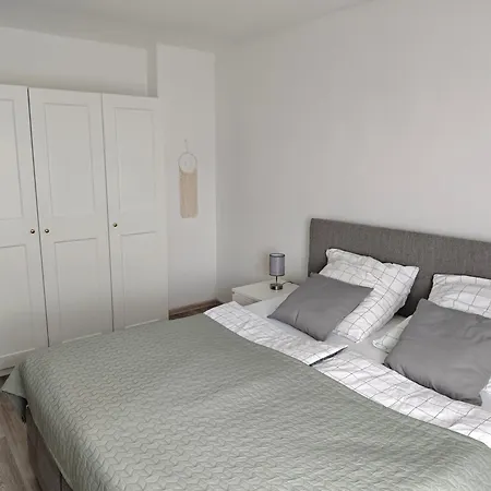 Fh-naehe: Modernes Mit Balkon Apartment