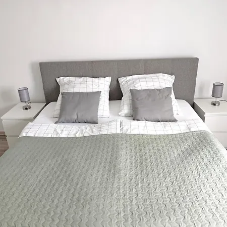 Fh-naehe: Modernes Mit Balkon 아파트
