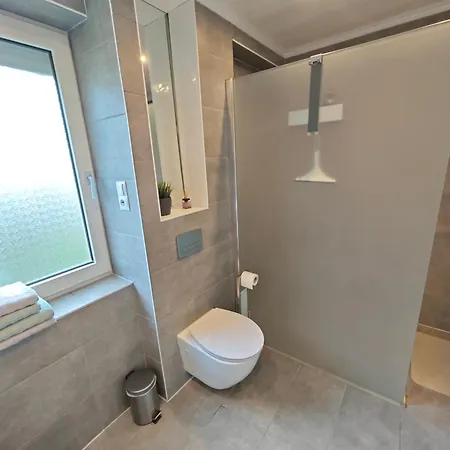 Fh-naehe: Modernes Mit Balkon Apartment *