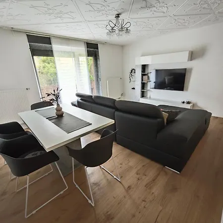 Apartment Fh-naehe: Modernes Mit Balkon Hof (Bavaria)